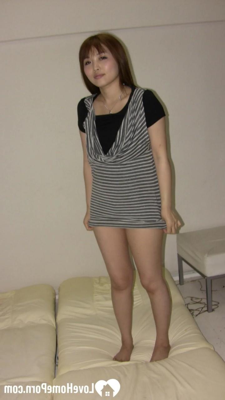 20P Une asiatique sexy enlève ses sous-vêtements roses et son soutien-gorge rose et pose nue.