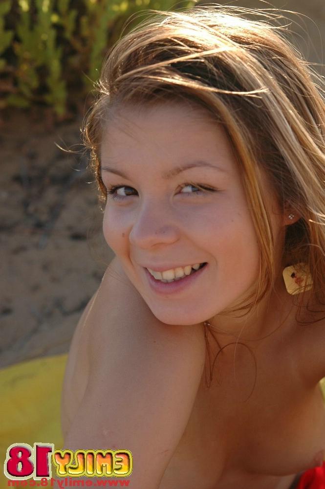 15P Charmanter Teenager mit roten Haaren neckt am Strand beim Upskirt-Spielen