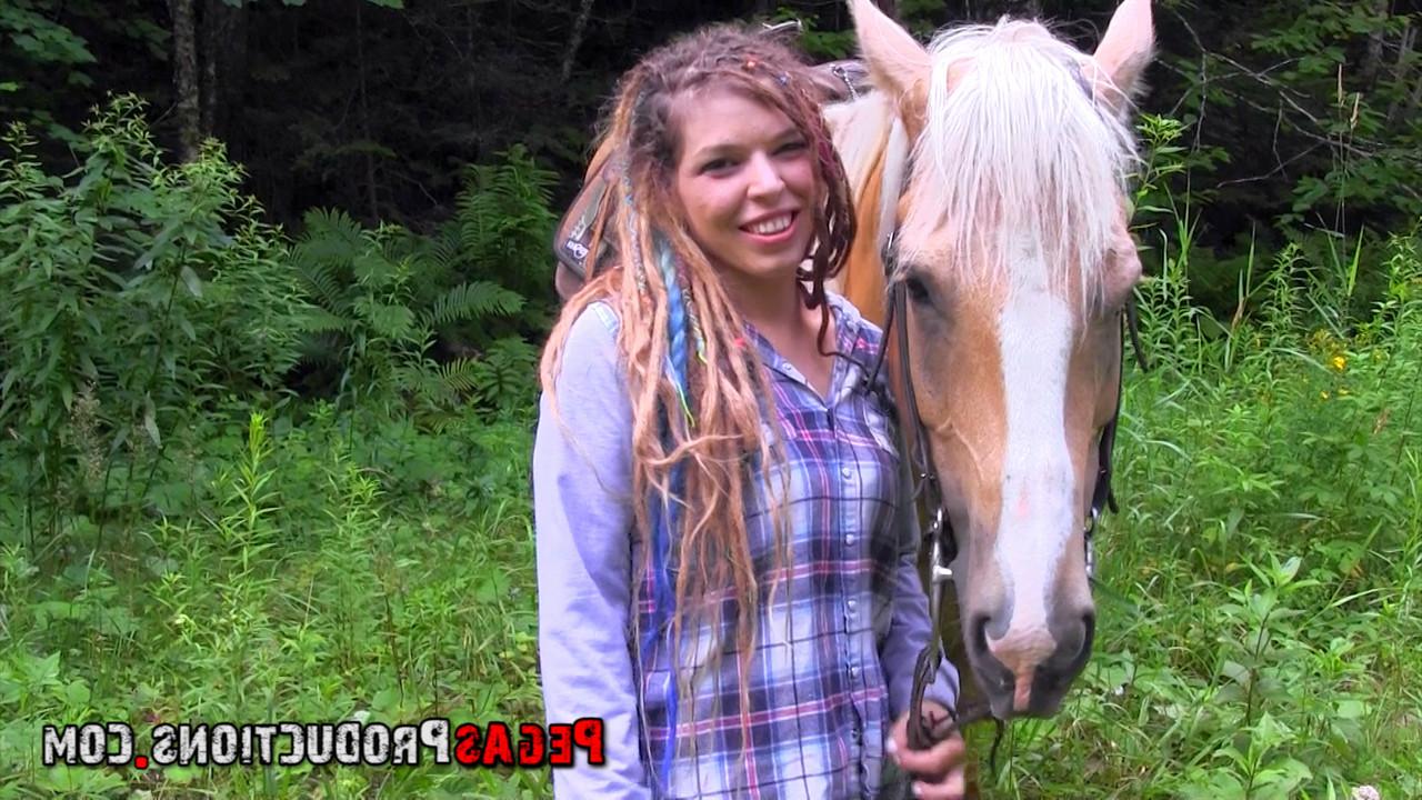 16P Amateur-Hippie Fany Fantasy fickt einen Fremden in der Natur und schluckt sein Sperma