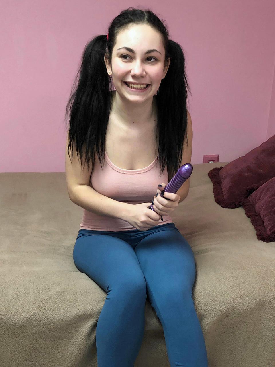20P Das dünne Babe Lenna Lux entblößt ihre großen Titten und spielt mit einem Dildo in ihrer haarigen Muschi