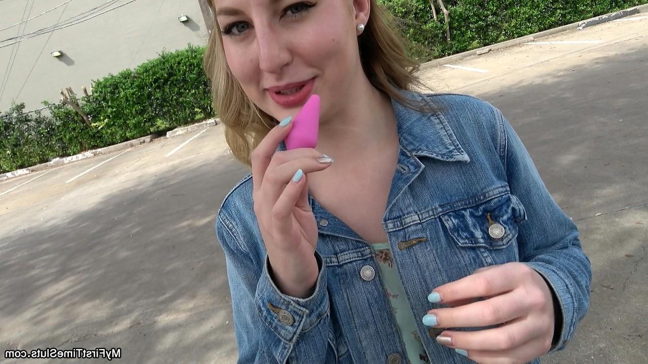 20P La jeune mince Lila Fray expose son cul chaud et se fait défoncer par derrière en extérieur.