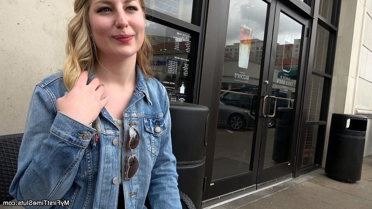 20P La jeune mince Lila Fray expose son cul chaud et se fait défoncer par derrière en extérieur.