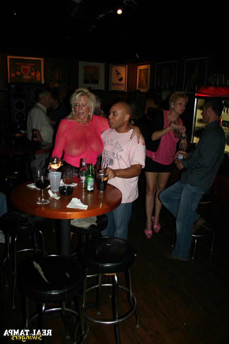 20P Des femmes échangistes insatiables montrent leurs gros seins et sucent des bites bien dures en public