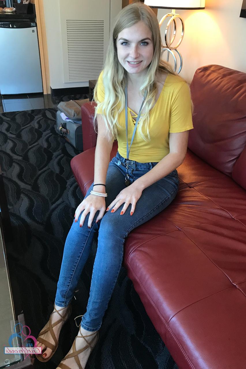 20P A pequena amadora Hannah Hawthorne exibe seus lindos peitos e buceta gostosa em uma cama
