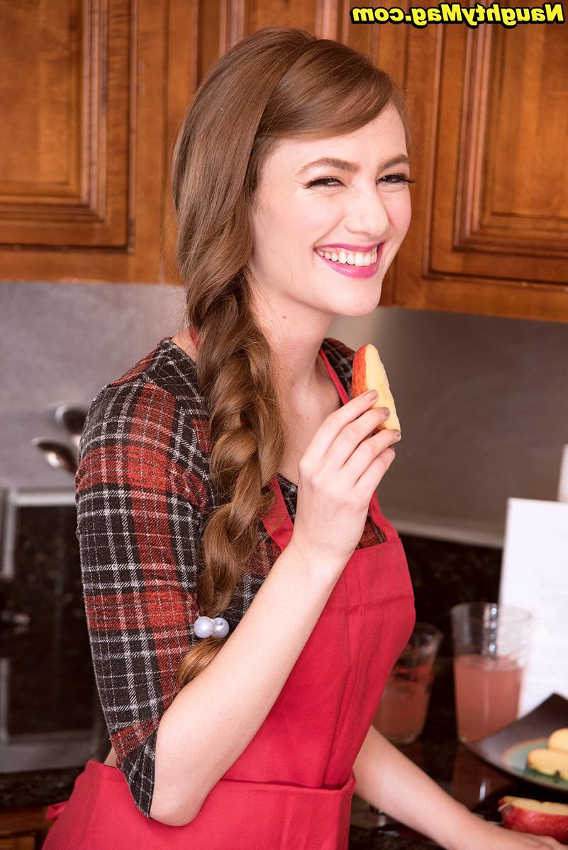 16P Le visage souriant Samantha Hayes révèle timidement ses petits seins et sa culotte transparente dans la cuisine.