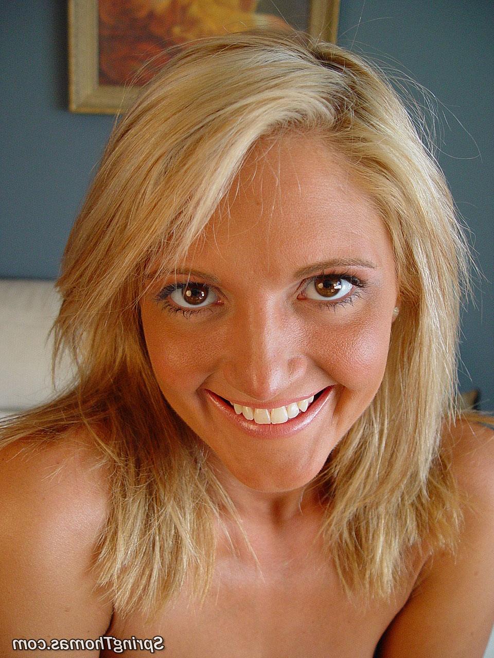 20P La superbe jeune blonde Spring Thomas exhibe elle-même ses jolis seins et ses jouets.