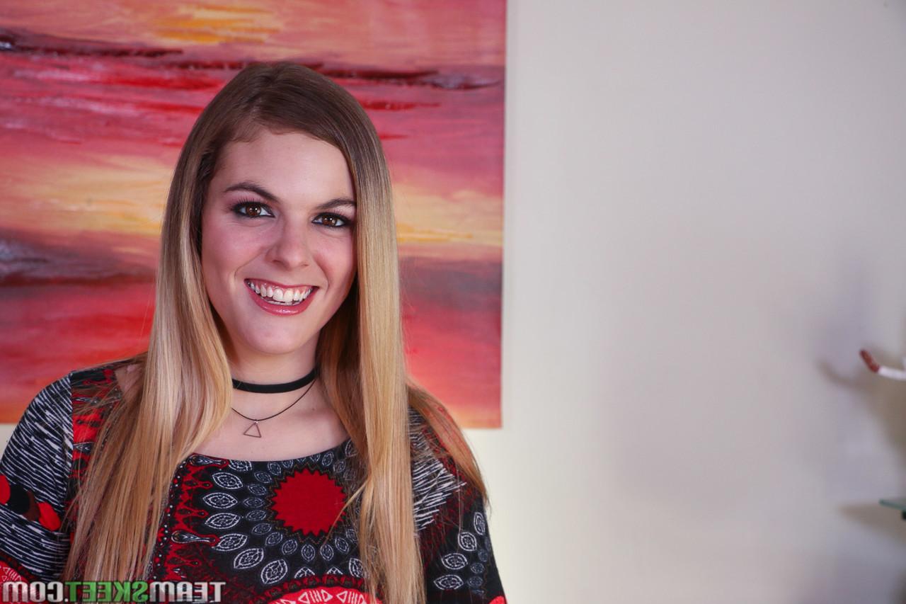20P Die großmäulige Teenagerin Kendra Lynn kniet und bäuchelt für einen POV-Spermalutsch-Blowjob