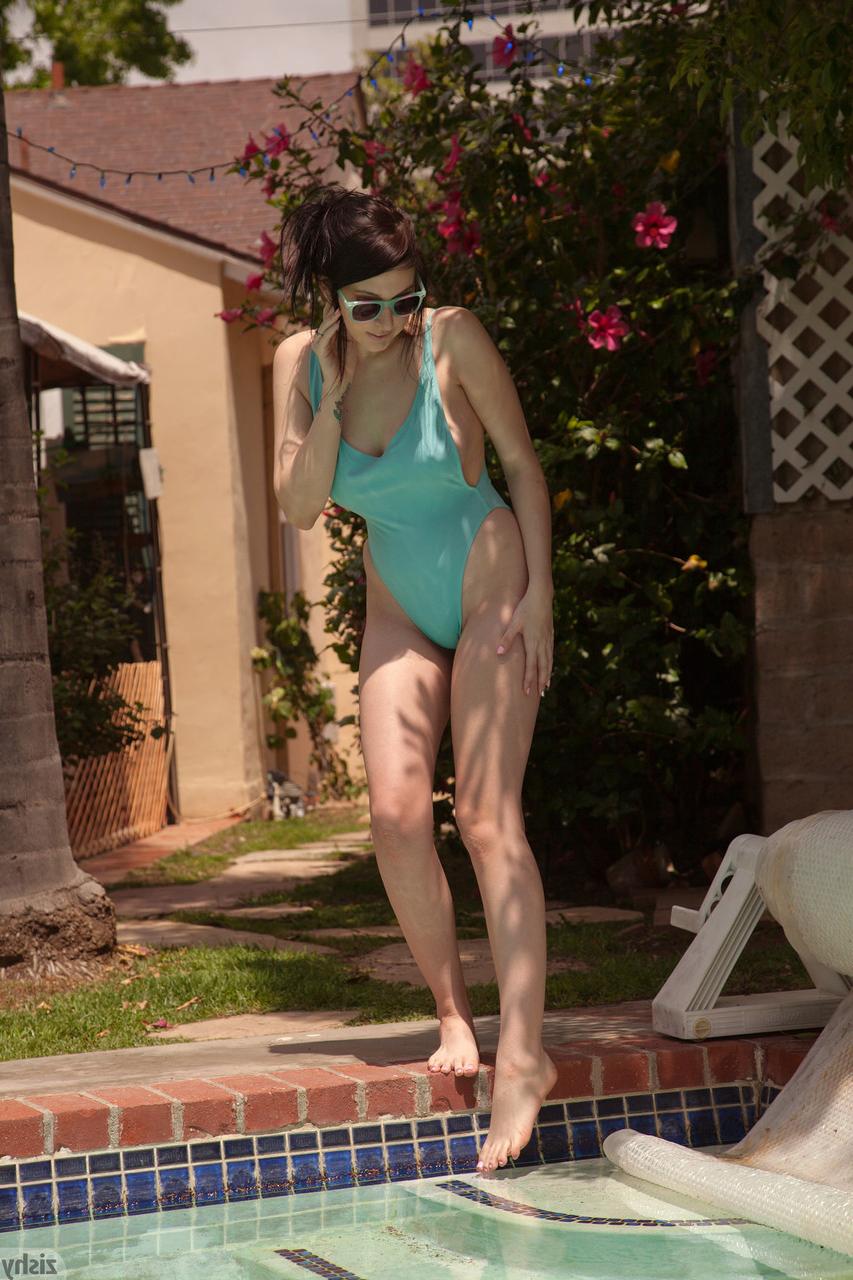 11P Luna Kitsuen, petite amie brune et mignonne, en maillot de bain, exhibe son cameltoe d'adolescente.