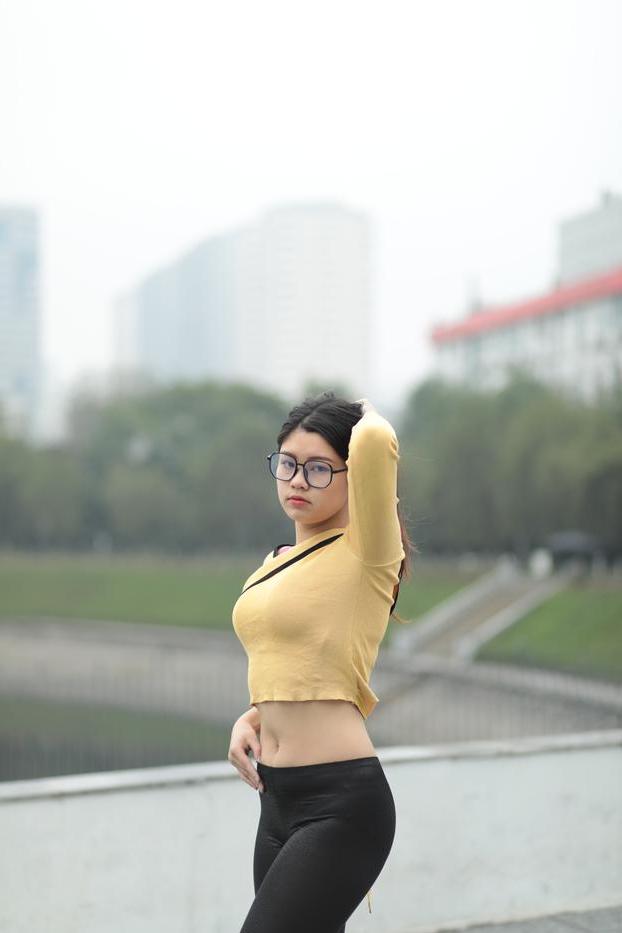 20P 美しいアジアの女の子が屋外でセクシーな衣装で完璧なボディを披露
