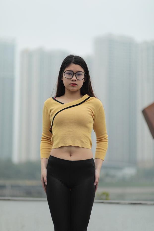 20P 美しいアジアの女の子が屋外でセクシーな衣装で完璧なボディを披露