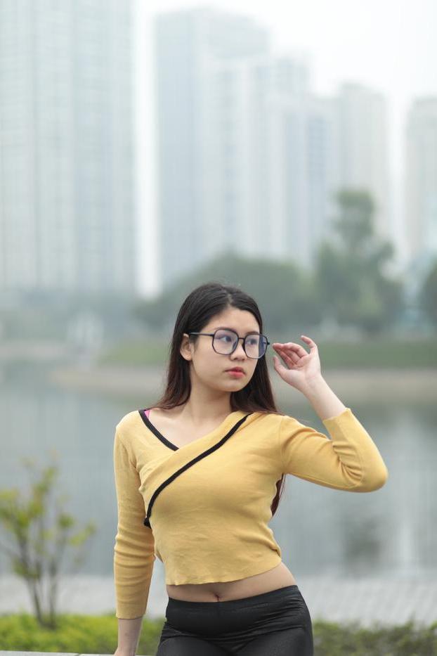 20P 美しいアジアの女の子が屋外でセクシーな衣装で完璧なボディを披露
