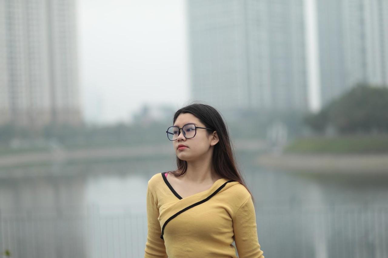 20P 美しいアジアの女の子が屋外でセクシーな衣装で完璧なボディを披露