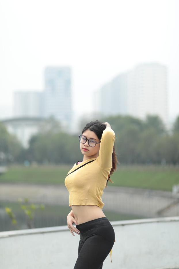 20P 美しいアジアの女の子が屋外でセクシーな衣装で完璧なボディを披露