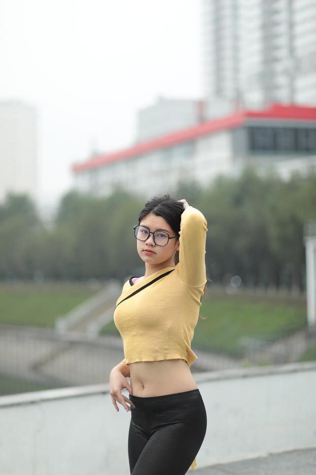 20P 美しいアジアの女の子が屋外でセクシーな衣装で完璧なボディを披露