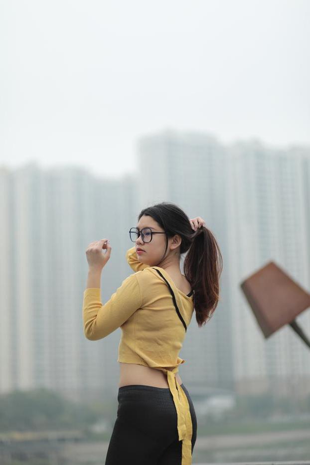 20P 美しいアジアの女の子が屋外でセクシーな衣装で完璧なボディを披露