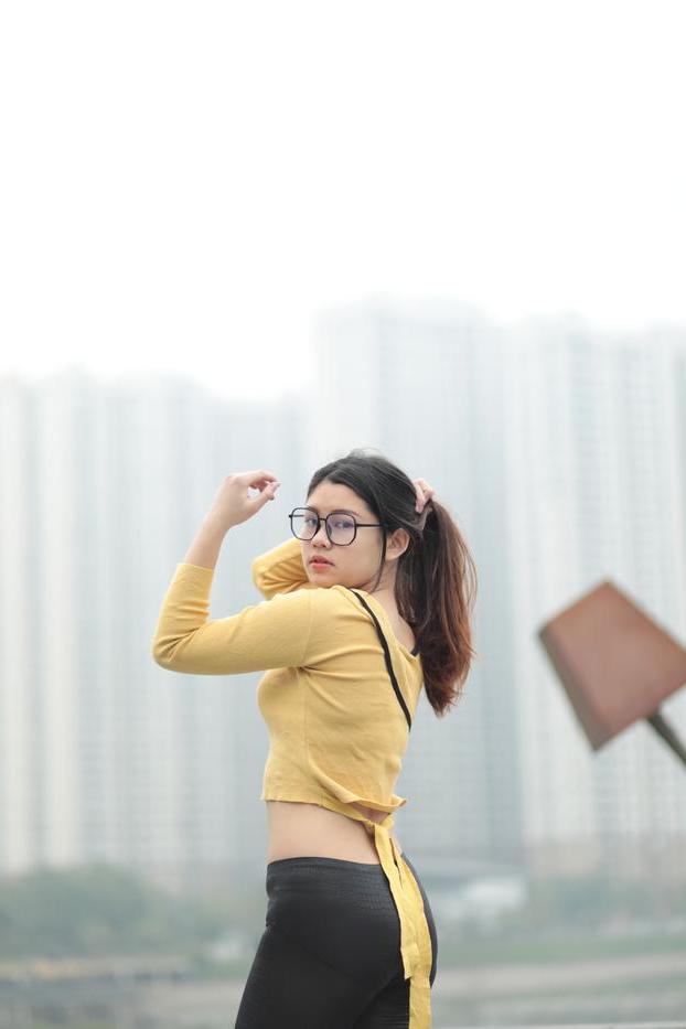 20P 美しいアジアの女の子が屋外でセクシーな衣装で完璧なボディを披露