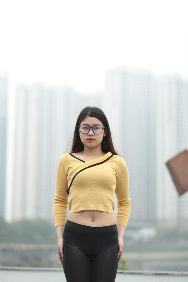 20P 美しいアジアの女の子が屋外でセクシーな衣装で完璧なボディを披露