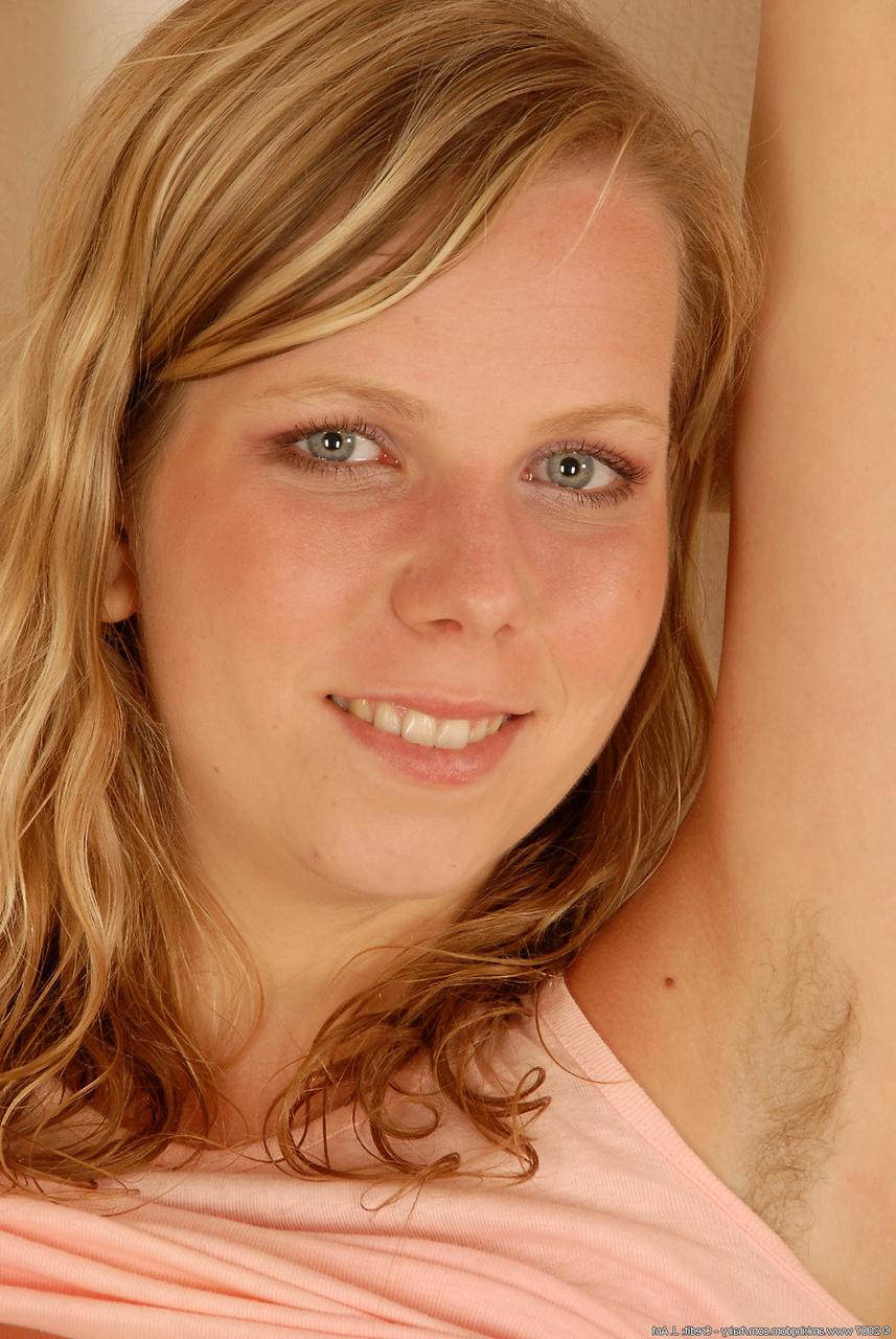 20P Die blonde Teenagerin mit blauen Augen Susie entblößt ihre großen Titten und ihre leckere Muschi