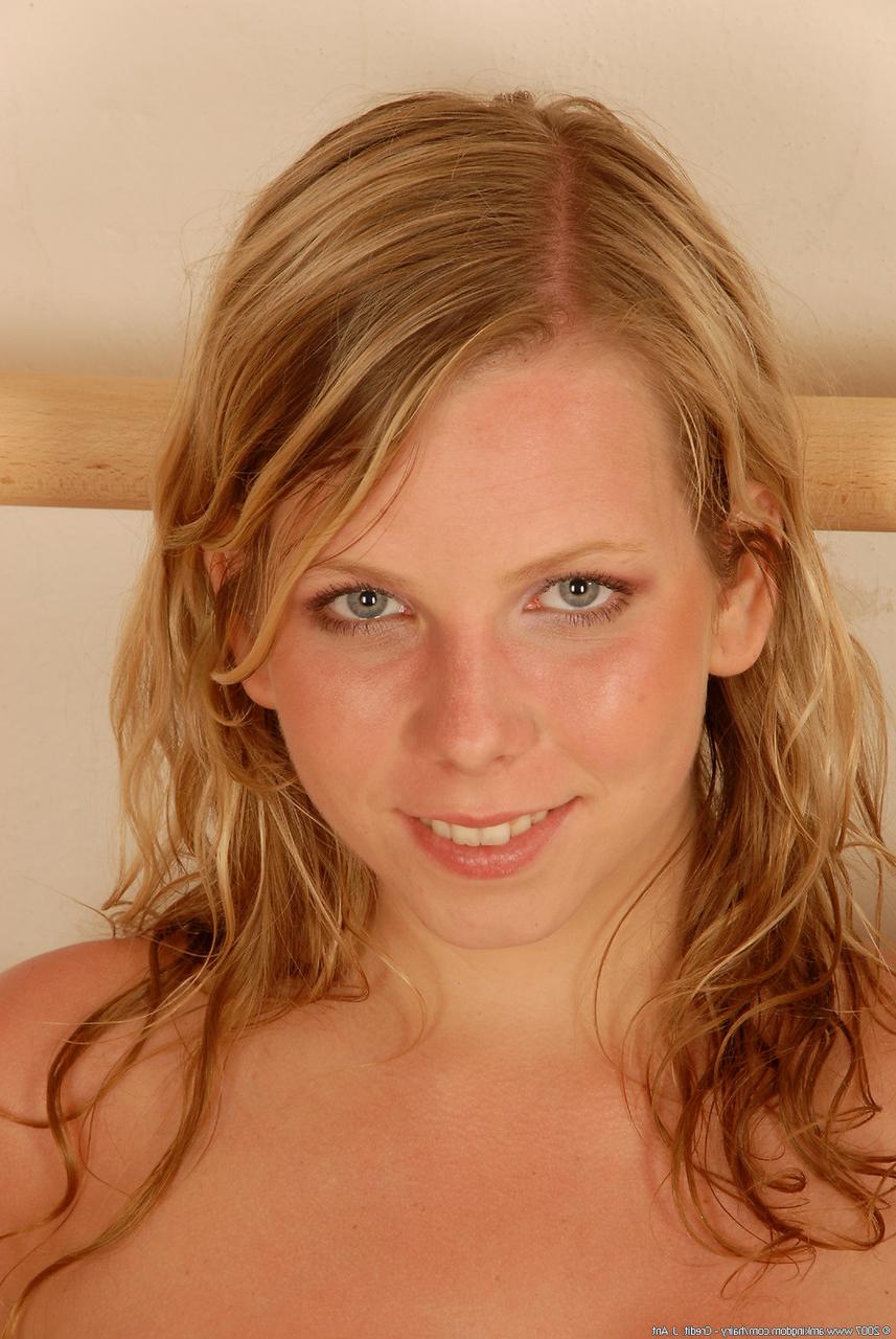 20P Die blonde Teenagerin mit blauen Augen Susie entblößt ihre großen Titten und ihre leckere Muschi