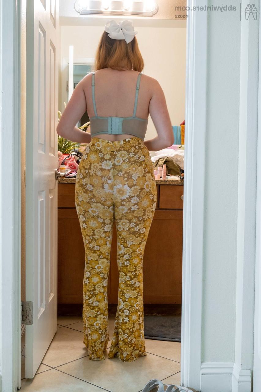 20P La voluptueuse Lucy Q montre son gros butin et ses seins tout en s'habillant dans sa chambre.
