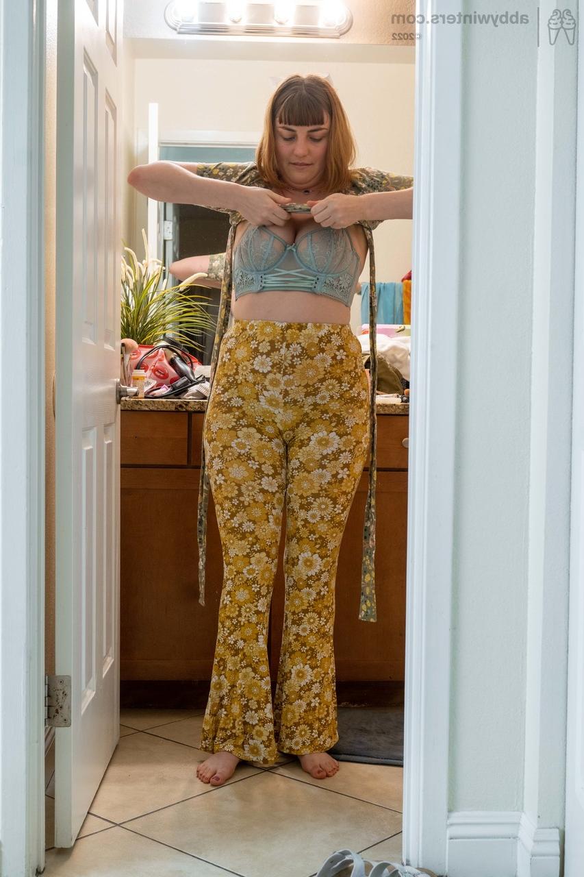 20P La voluptueuse Lucy Q montre son gros butin et ses seins tout en s'habillant dans sa chambre.