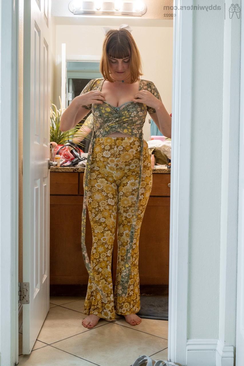 20P La voluptueuse Lucy Q montre son gros butin et ses seins tout en s'habillant dans sa chambre.