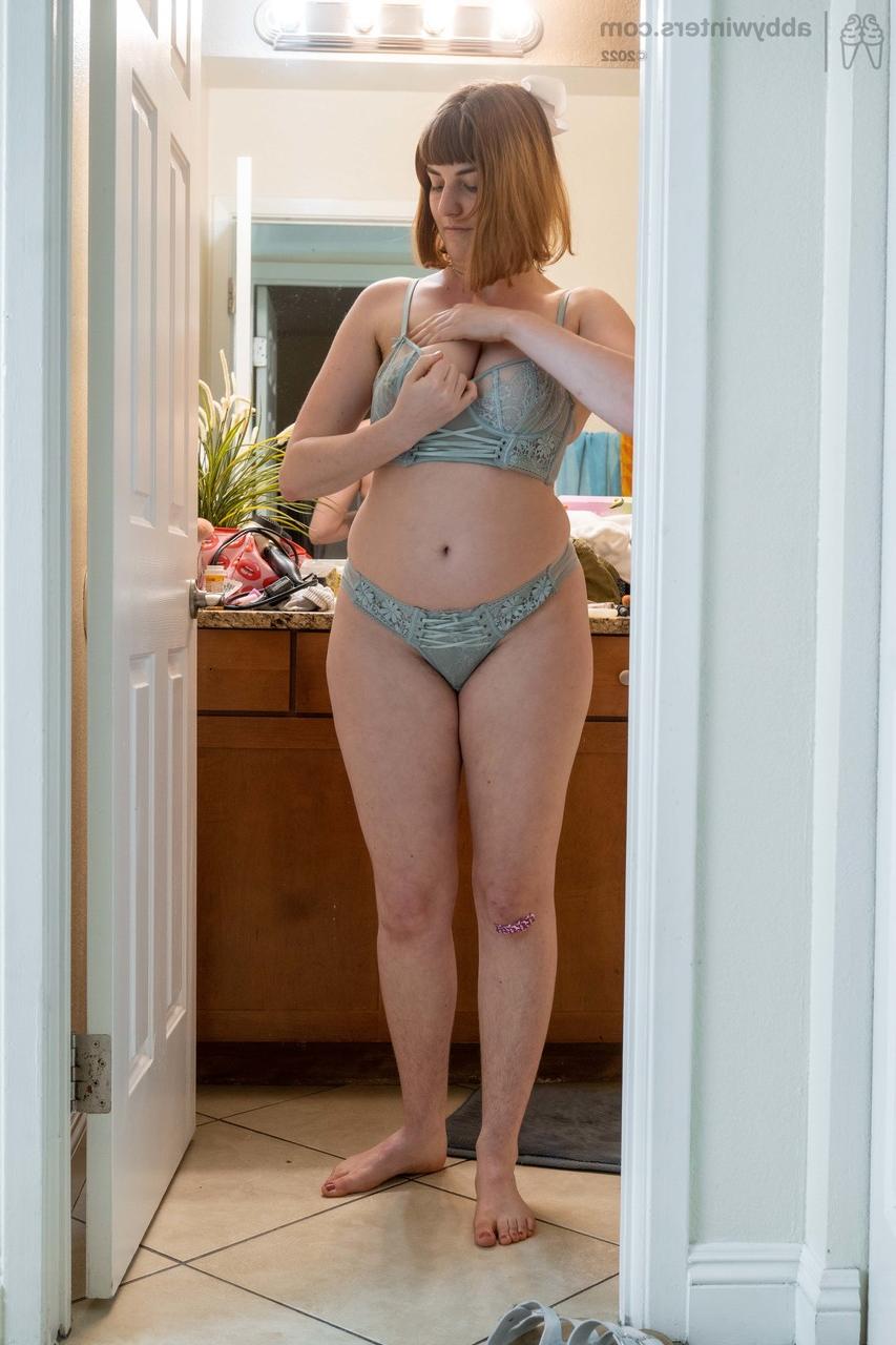 20P La voluptueuse Lucy Q montre son gros butin et ses seins tout en s'habillant dans sa chambre.