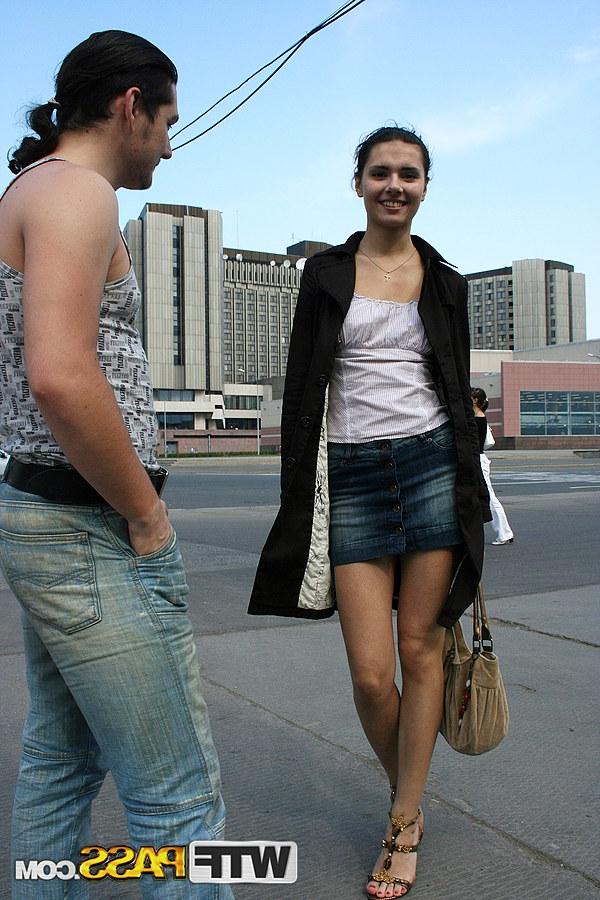 16P Une brune débutante prend une éjaculation faciale après avoir été ramassée dans la rue