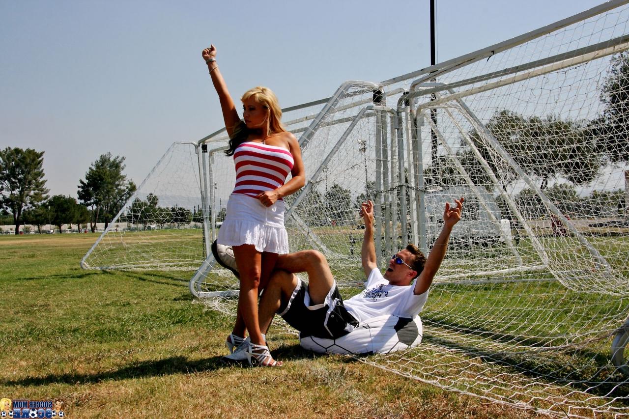 17P Milan, maman blonde du football, donne à un jeune joueur un aperçu illicite de sa jupe.