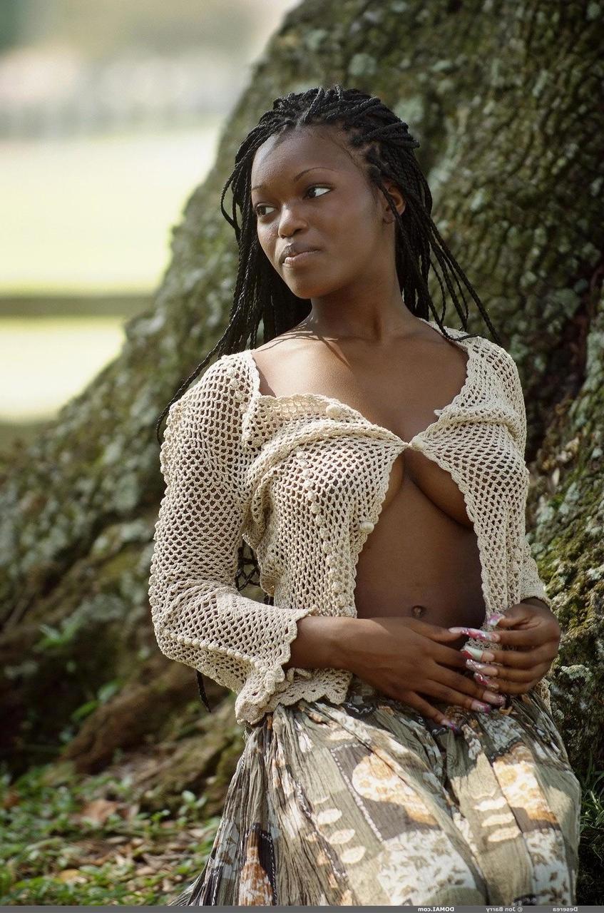 20P La sexy joven de ébano Deserea desnuda sus grandes tetas naturales al aire libre