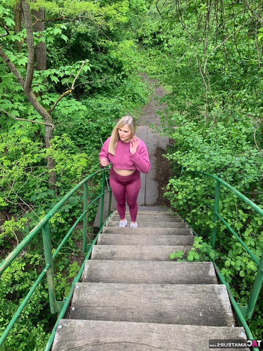 16P Middle-aged amateur Sweet Susi exposes her ass and tits while on a footbridge