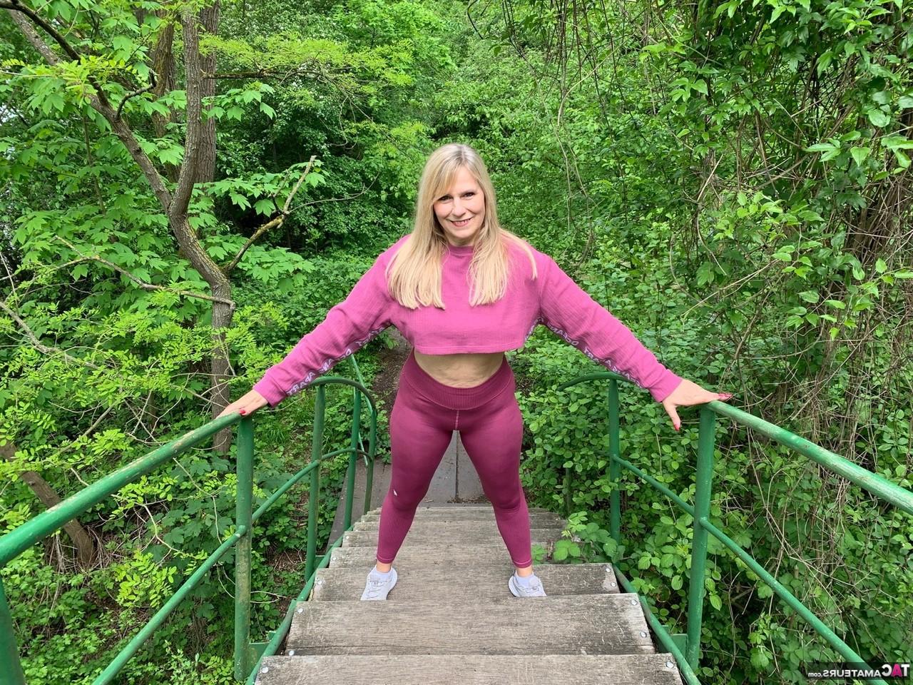 16P Middle-aged amateur Sweet Susi exposes her ass and tits while on a footbridge