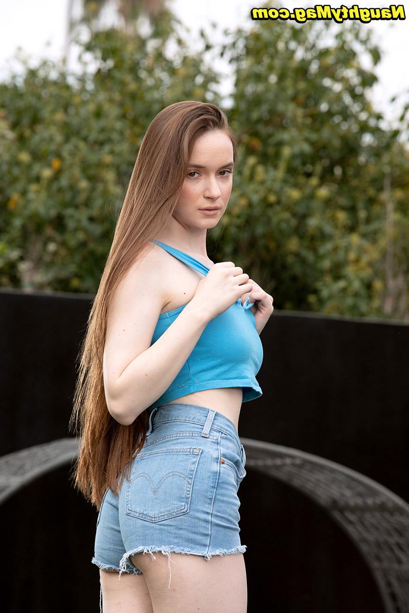 16P La jolie jeune aux cheveux longs Hazel Moore se déshabille en baskets près d'une piscine.