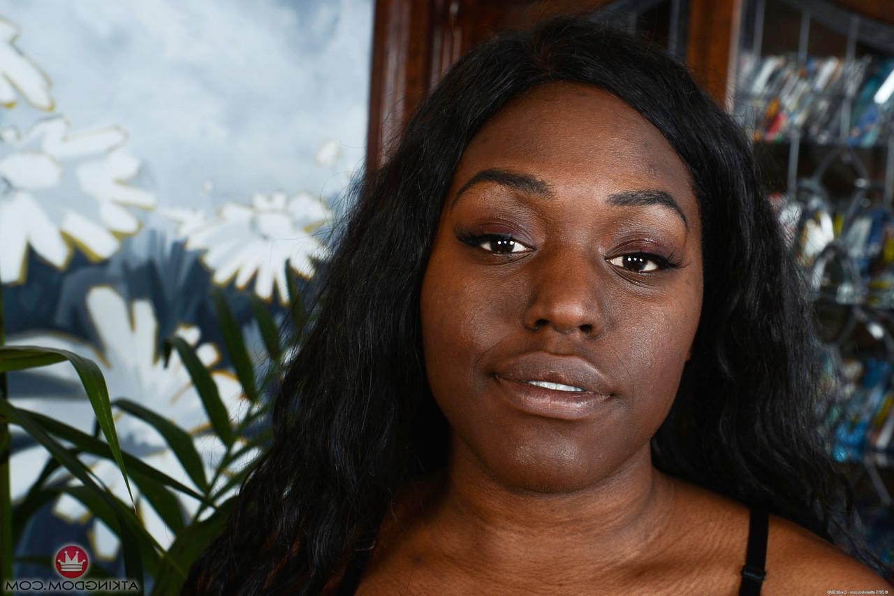 20P Das Ebenholzbaby Mary Jane zeigt ihren molligen nackten Körper und spreizt ihre Muschi