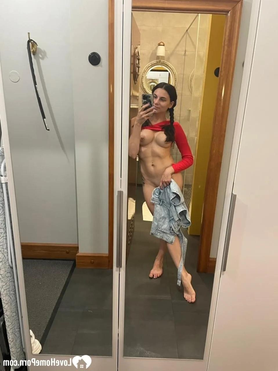 19P Schönes brünettes Babe macht Nackt-Selfies und zeigt ihre großen Brüste