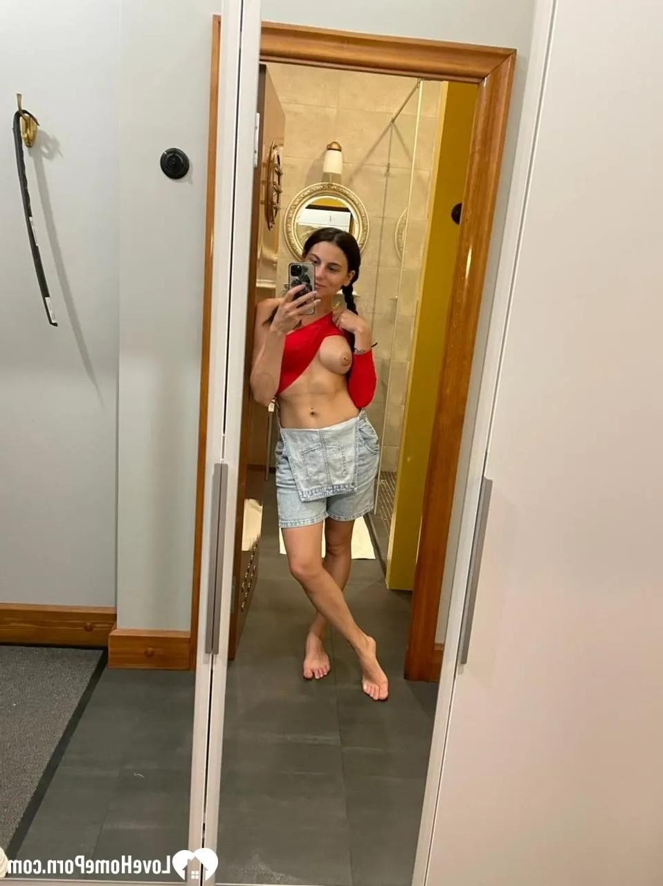 19P Schönes brünettes Babe macht Nackt-Selfies und zeigt ihre großen Brüste