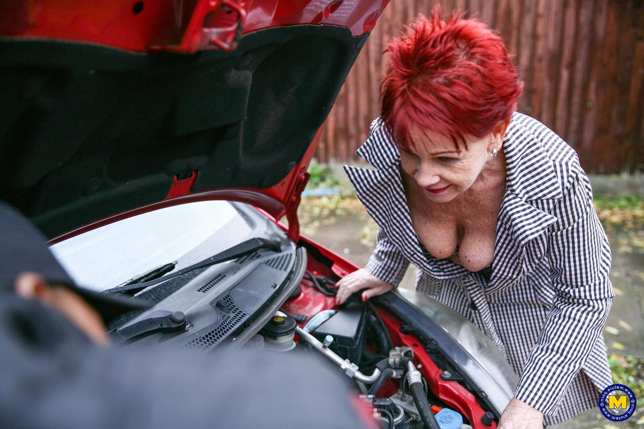 16P Rousse mature prend la grosse bite de son mécanicien noir en main