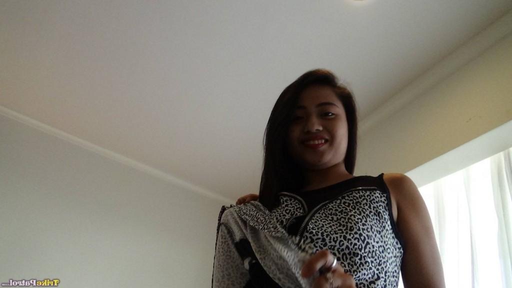 20P A garota filipina Elaine concorda em mostrar seu corpo pequeno nua em um quarto de motel