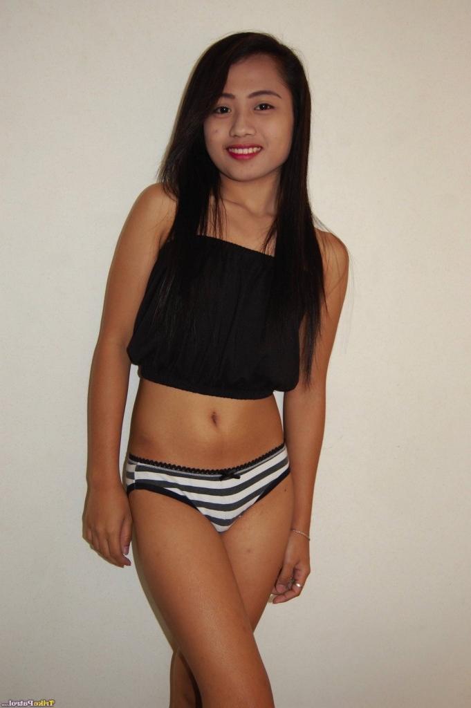 20P A garota filipina Elaine concorda em mostrar seu corpo pequeno nua em um quarto de motel