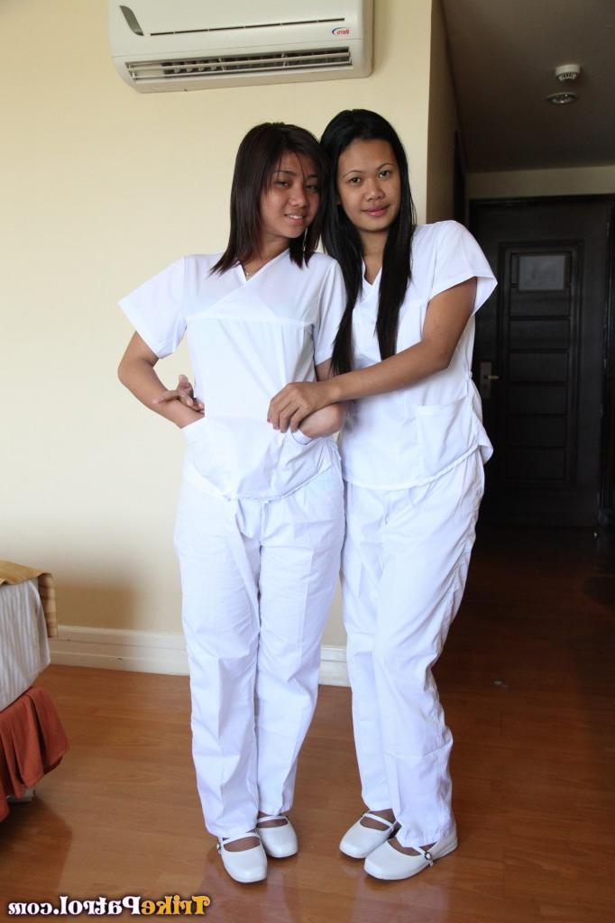 17P As luxuriosas enfermeiras filipinas Joanna e Joy posam na cama em seus uniformes brancos