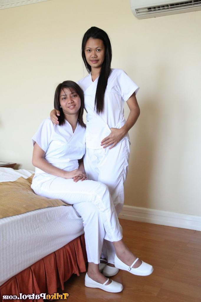 17P As luxuriosas enfermeiras filipinas Joanna e Joy posam na cama em seus uniformes brancos