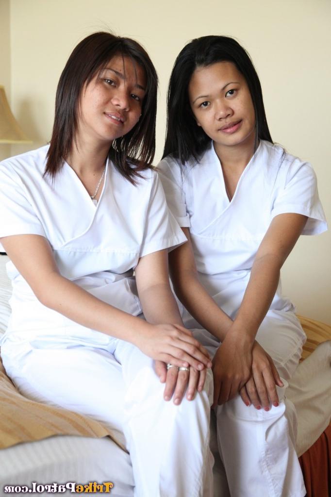 17P As luxuriosas enfermeiras filipinas Joanna e Joy posam na cama em seus uniformes brancos