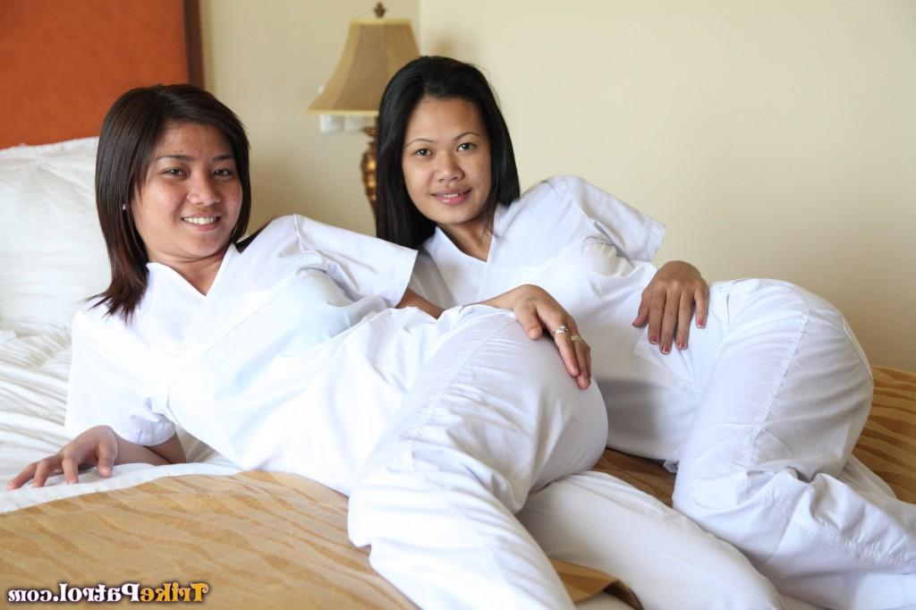 17P As luxuriosas enfermeiras filipinas Joanna e Joy posam na cama em seus uniformes brancos