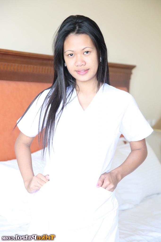 17P As luxuriosas enfermeiras filipinas Joanna e Joy posam na cama em seus uniformes brancos