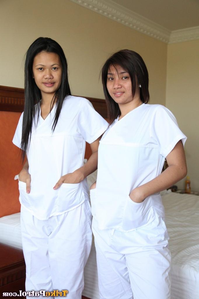17P As luxuriosas enfermeiras filipinas Joanna e Joy posam na cama em seus uniformes brancos