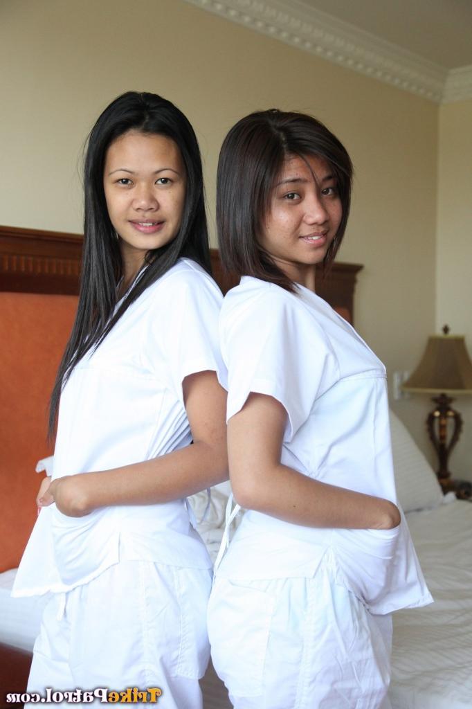 17P As luxuriosas enfermeiras filipinas Joanna e Joy posam na cama em seus uniformes brancos
