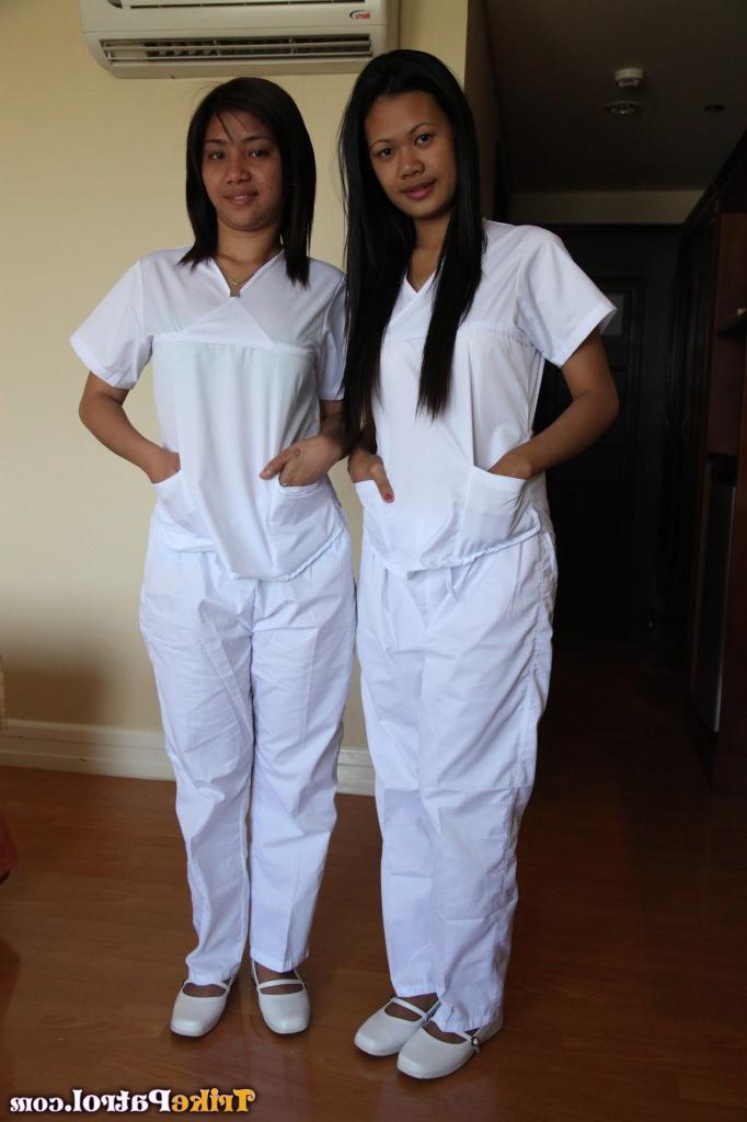 17P As luxuriosas enfermeiras filipinas Joanna e Joy posam na cama em seus uniformes brancos