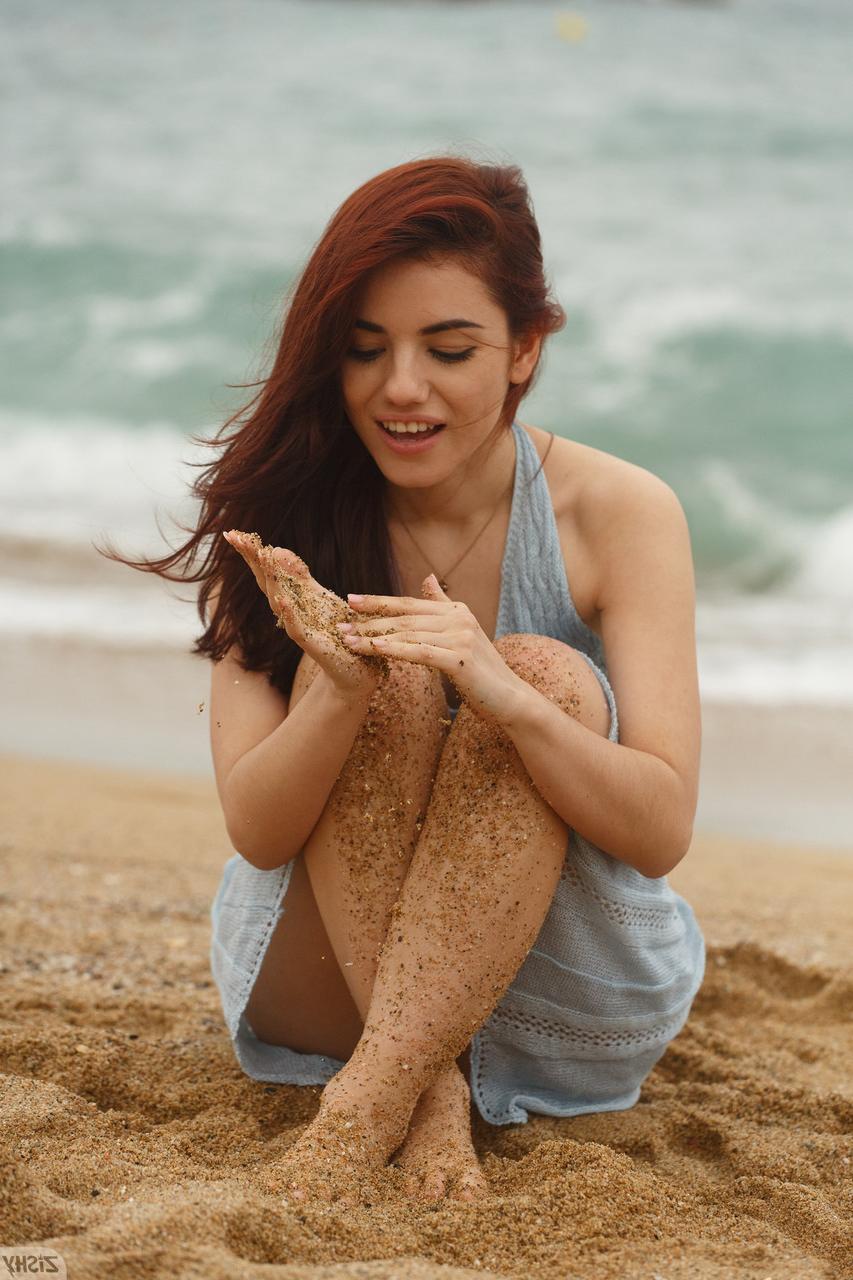 13P A linda Madeline Escobar mostra seus lindos seios e pernas quentes ao ar livre