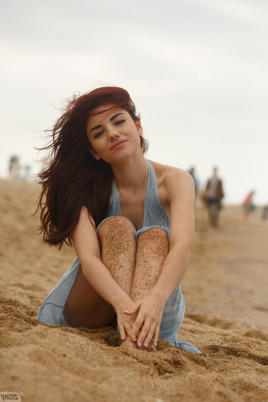 13P A linda Madeline Escobar mostra seus lindos seios e pernas quentes ao ar livre