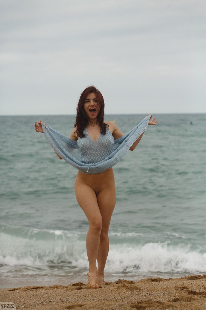 13P A linda Madeline Escobar mostra seus lindos seios e pernas quentes ao ar livre